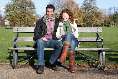 爱情摄影照片_一对夫妇坐在公园的长椅上