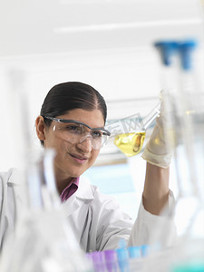 女科学家在实验室开发化学配方