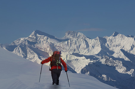 瑞士风光摄影照片_瑞士阿尔卑斯山坎顿瓦利斯攀登者在厚厚的积雪中向上移动的背影