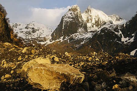 博尔德岩石和白雪覆盖的山脉莱恩罗福滕挪威