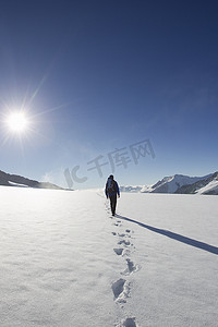 男性徒步旅行者的后景和雪地脚印瑞士格林德尔瓦尔德的