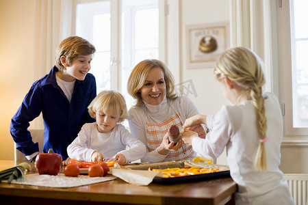 快乐的妈妈和孩子做饭