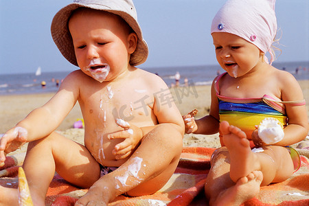 在海滩上吃冰淇淋的学步儿童