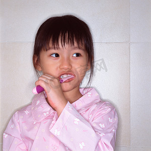 一个刷牙的女孩