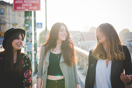 三个年轻女子在城市里闲逛聊天