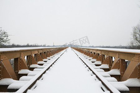 冬雪中的铁路轨道和桥梁