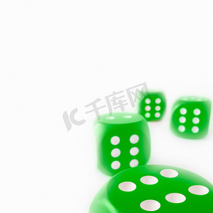 绿色骰子摄影照片_绿色骰子每边都是六个