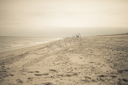 两个人在美国科德角马萨诸塞州特鲁罗海滩散步的远景
