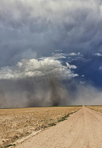 美国科罗拉多州谢里丹湖在雷暴的沙尘暴中双阵风围绕着这个超级单体的底部旋转