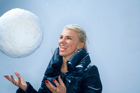 大幅面摄影照片_拿着大雪球的年轻女子