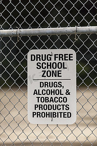 美国阿拉斯加州卡切马克湾塞尔多维亚学校铁丝网上的警告标志