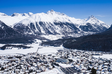 瑞士风光摄影照片_瑞士恩加丁白雪覆盖的山谷里的