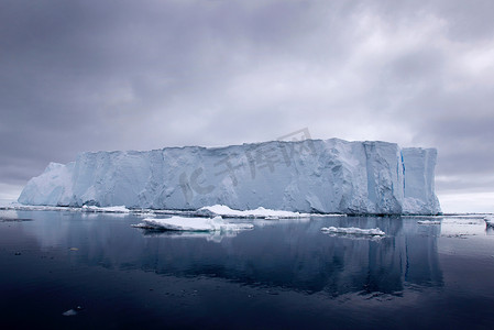 南冰洋冰山位于南极洲东部以北180英里处