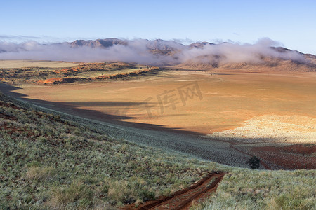 纳米布诺克卢夫特公园的沙路群山密布云层低垂