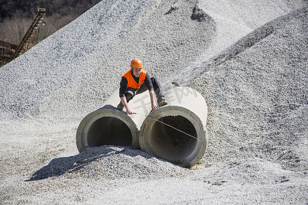 石矿工人在石矿场测量工业管道