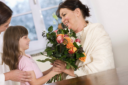 一个给奶奶送花的孩子