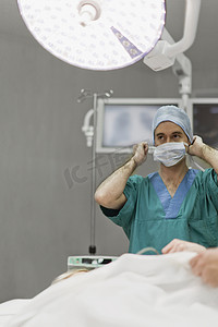 儿童口罩摄影照片_外科医生在手术室里做准备