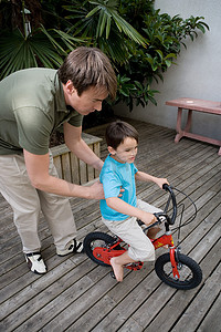 男孩和父亲一起骑自行车