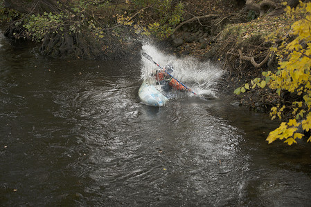 北威尔士兰戈伦年轻的女皮划艇运动员在迪河划水时溅起水花