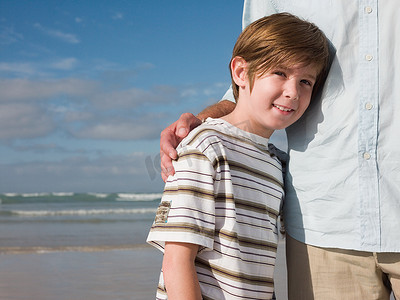 海边的男孩和父亲