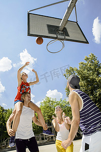 张开双臂得人摄影照片_一群朋友打篮球玩得很开心