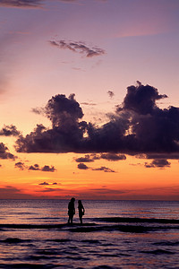 夕阳西下的海边情侣