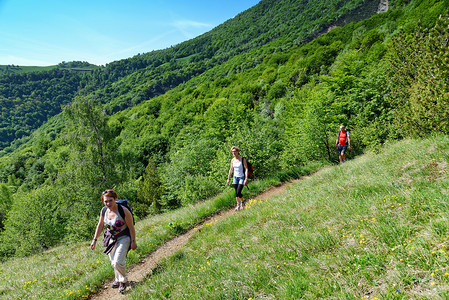三名成熟的徒步旅行者沿着山坡小路徒步旅行格里格纳莱科意大利伦巴第