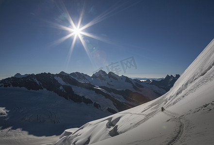 登山队在前往瑞士伯尔尼州阿尔卑斯山少女峰途中的冰川上