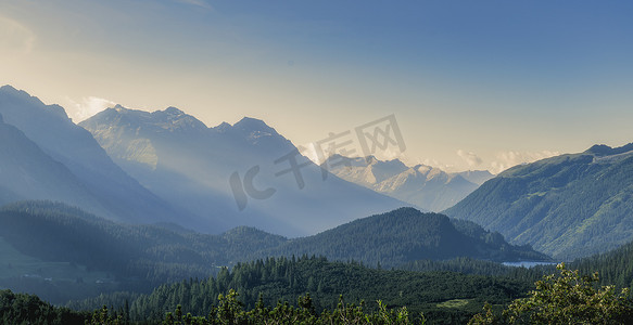 蓝天山谷摄影照片_瑞士格劳本登州圣伯纳迪诺山口高山山谷里的早晨阳光