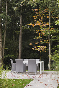 秋天加拿大魁北克风景优美的后院里通向桌子和椅子的石板小路