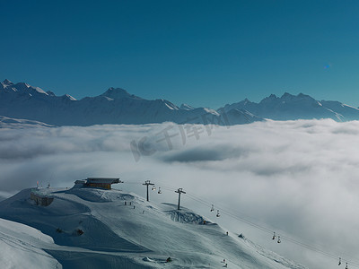 云层较低的滑雪场的滑雪缆车