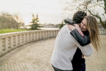 英国伦敦巴特西公园浪漫情侣拥抱