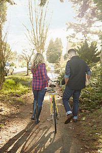 骑着自行车在小路上的年轻夫妇