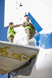 维修飞机的飞机工人