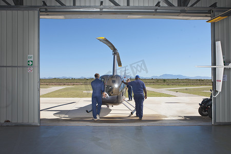 一摊摄影照片_飞行员将直升机推上停机坪