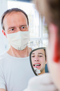 牙医向病人展示牙齿