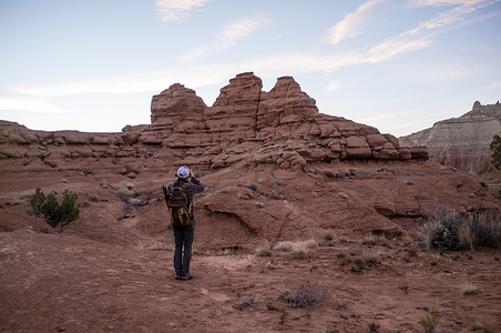 美国犹他州盆地州立公园人类仰望砂岩山脉的背影