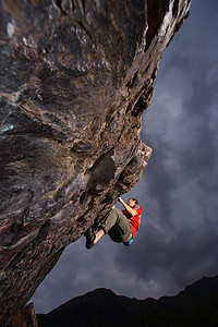 门石摄影照片_登山者在岩石表面抱石