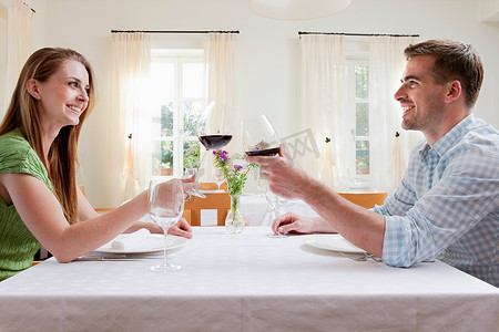 情侣在餐厅用葡萄酒祝酒