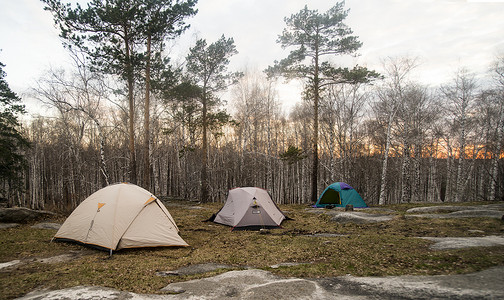 森林空地上的三个搭起的帐篷