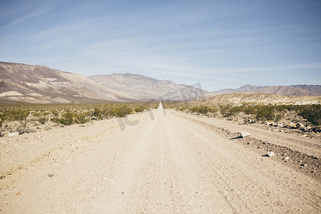 美国加利福尼亚州奥兰查沙漠景观中笔直的土路