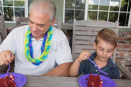 孙子和老人吃生日蛋糕