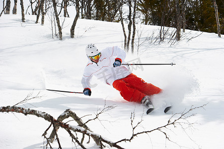 红状摄影照片_滑雪者在雪中转弯瑞典阿雷