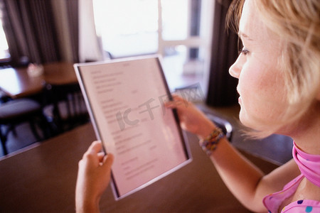 一位年轻女子正在看菜单