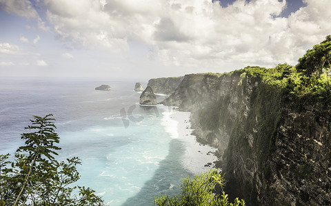 印尼努沙佩尼达南海岸海岸悬崖俯瞰
