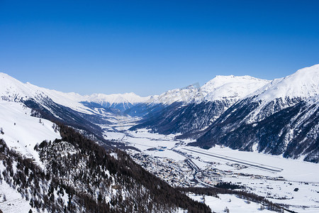瑞士恩加丁白雪覆盖的山谷