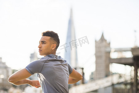 英国自由摄影照片_男子伸展沃平英国伦敦