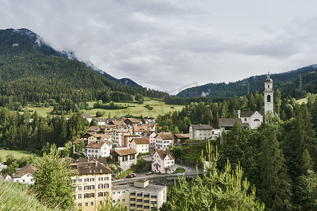 瑞士铁芬卡斯特尔山谷村庄的风景