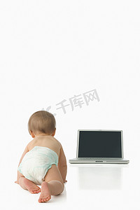 科技空间摄影照片_婴儿爬向笔记本电脑