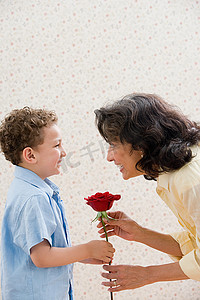 男孩给奶奶送玫瑰花